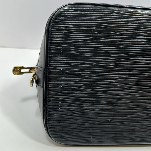 Authenticated LOUIS VUITTON Alma Epi PM w/ dust bag- Black - Picture 11 of 16